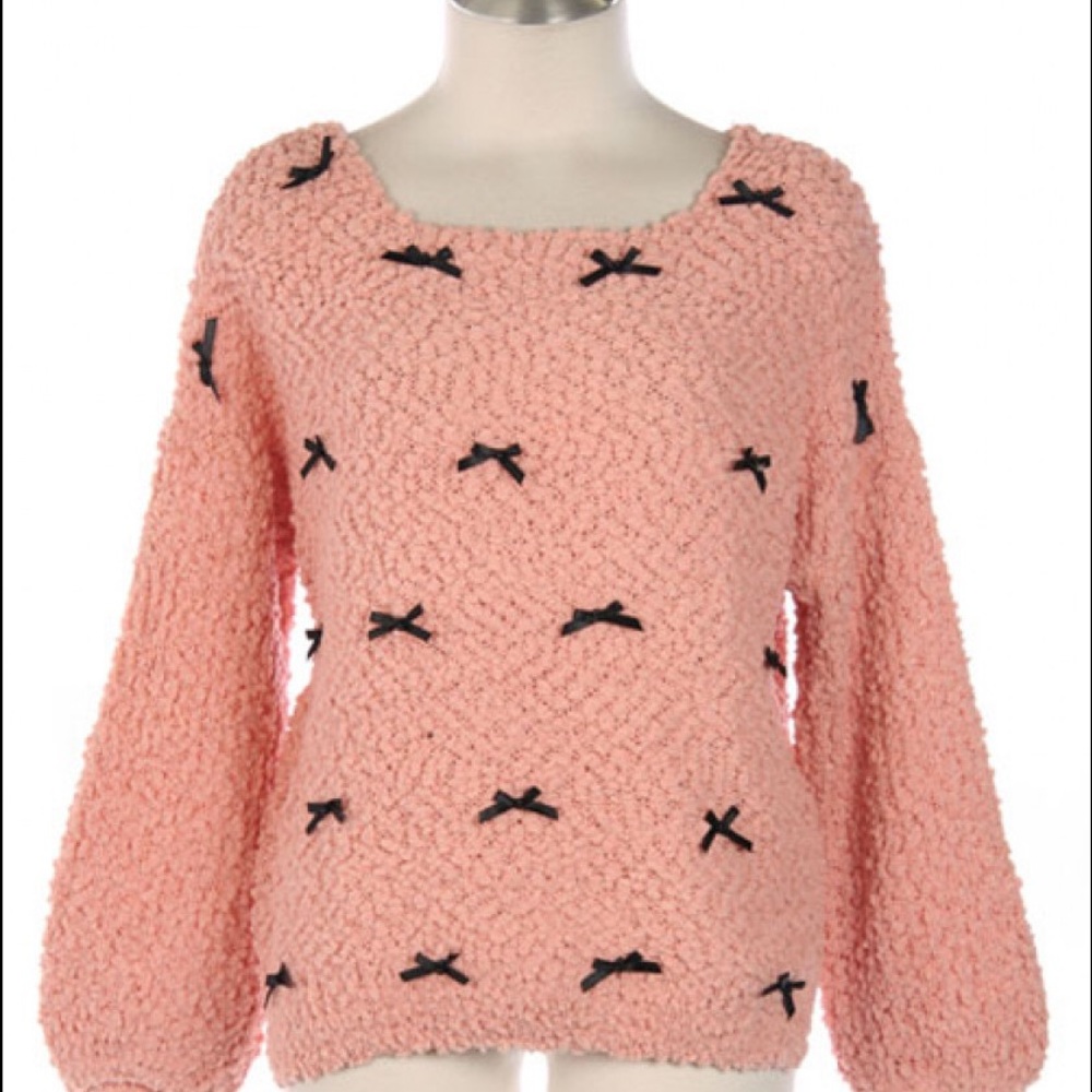 Pink sweater with bow decor